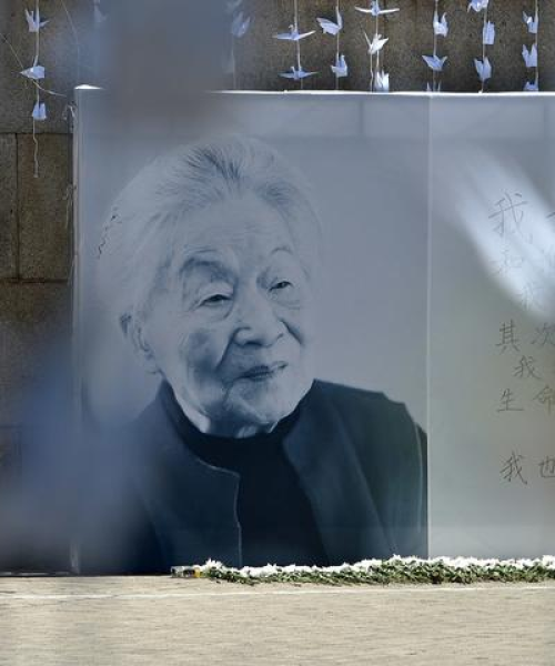 致敬逝者的励志语录，铭记与前行